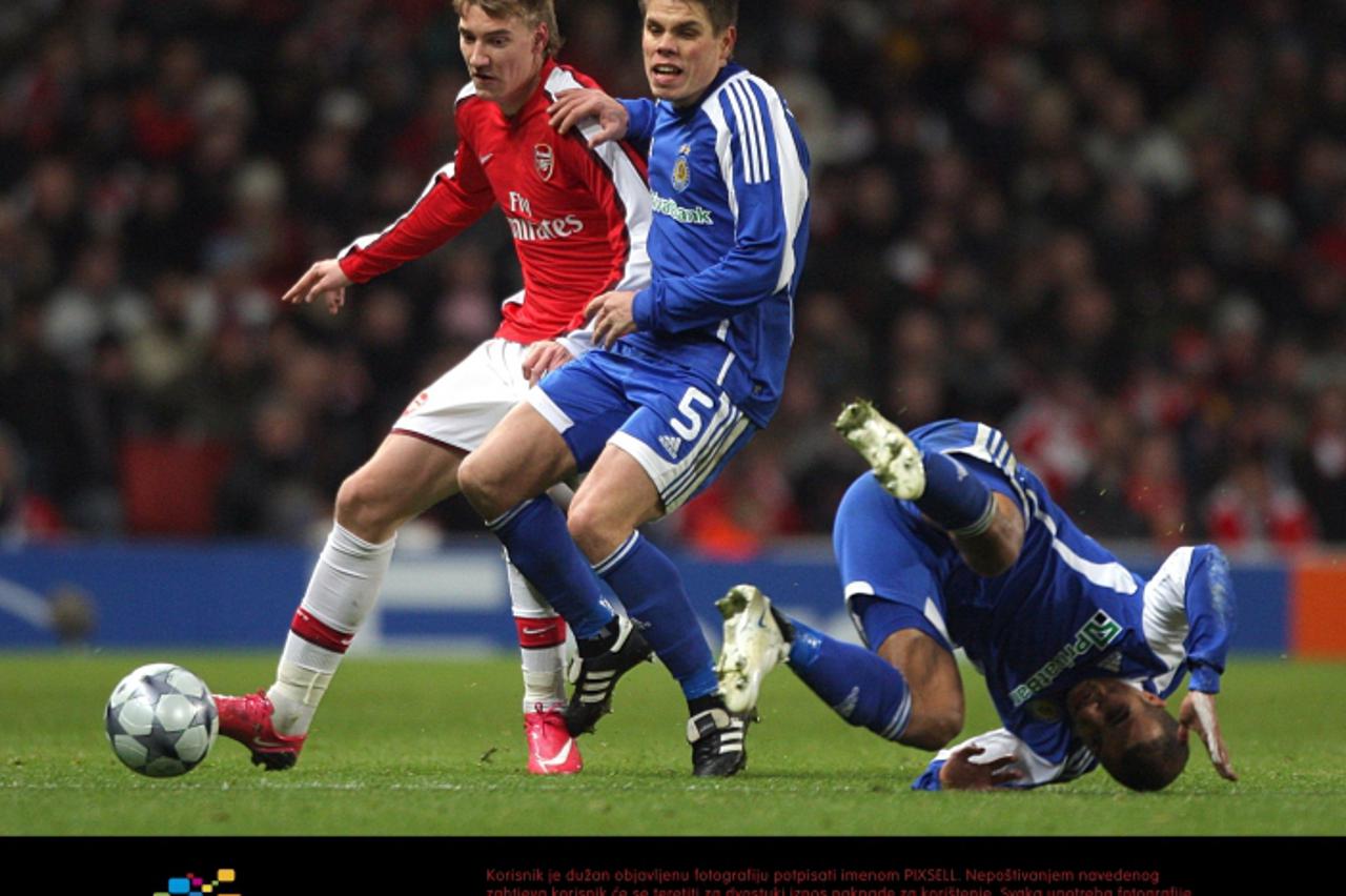 'Soccer - UEFA Champions League - Group G - Arsenal v Dynamo Kiev - Emirates Stadium Dynamo Kiev\'s Nicklas Bendtner (left) and Dynamo Kiev\'s Ognjen Vukojevic battle for the ball.'