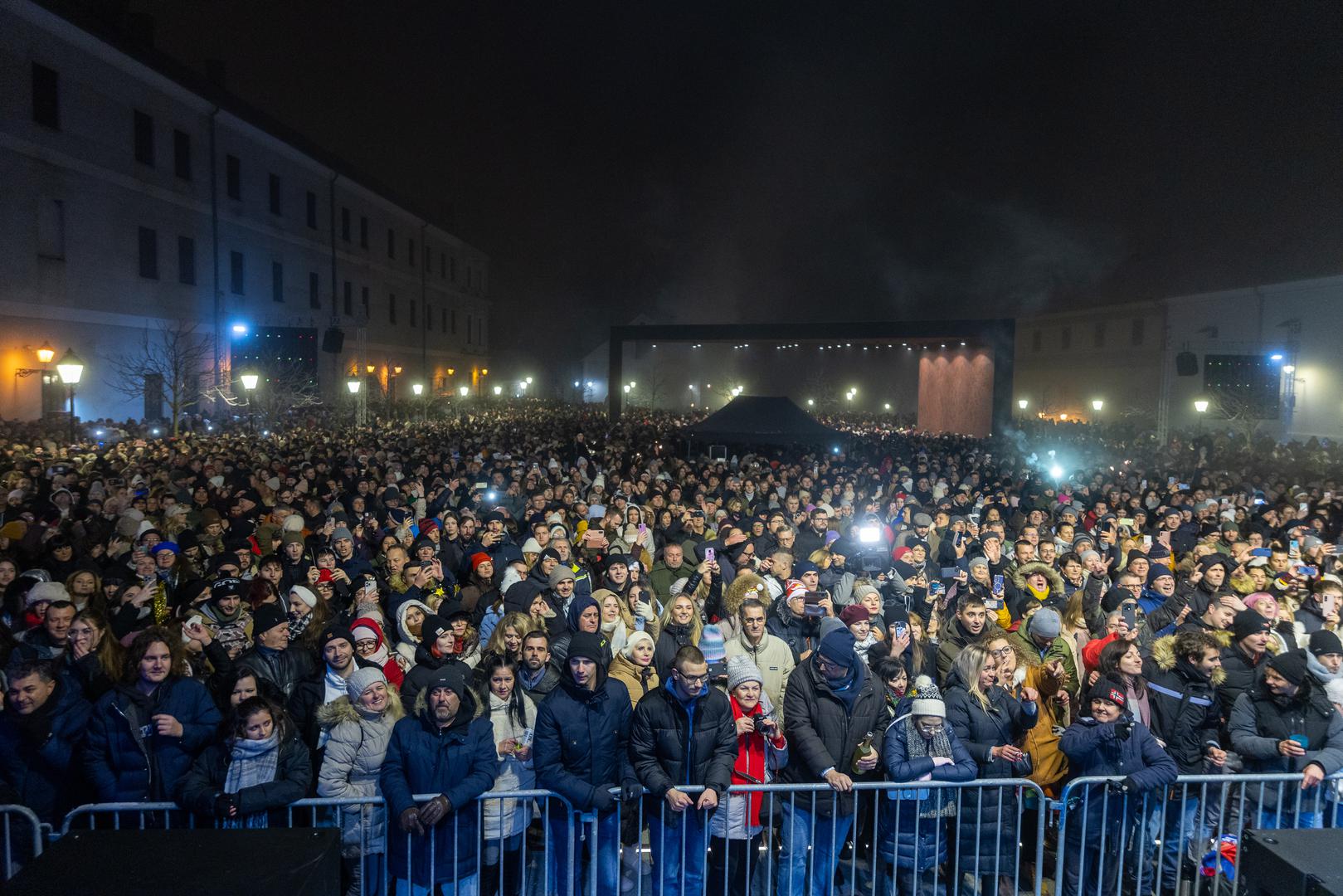 Osim u svojim u domovima i brojnim ugostiteljskim objektima Osječani su Novu 2025. godinu dočekali na Trgu Vatroslava Lisinskog u povijesnoj gradskoj jezgri Tvrđi, u organizaciji osječke Gradske uprave.