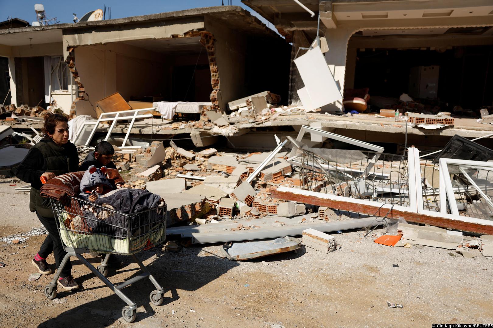 Parlakgun family return to their tent with mother Tulay pushing baby Salih in a shopping trolly through the destroyed streets in the aftermath of a deadly earthquake in Hatay, Turkey February 14, 2023. REUTERS/Clodagh Kilcoyne Photo: Clodagh Kilcoyne/REUTERS