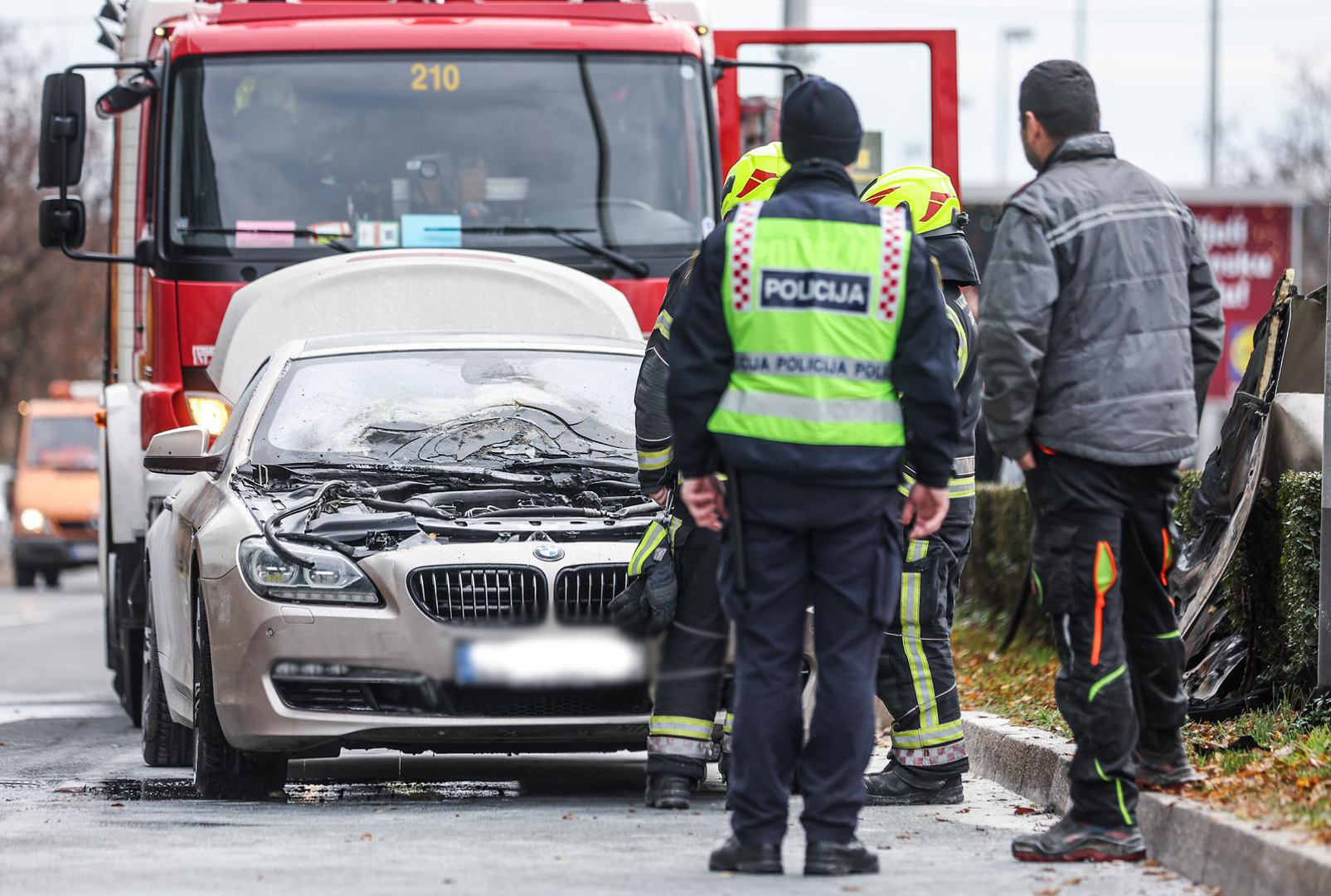 iz za sada neutvrđenog razloga izbio je požar parkiranog osobnog automobila marke Renault zagrebačkih registarskih oznaka u vlasniku trgovačkog društva. 