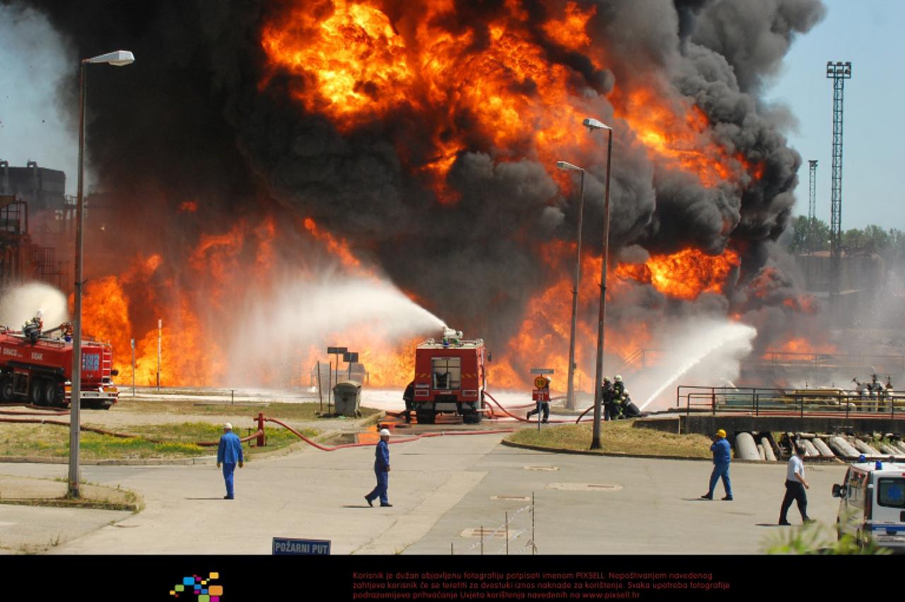 '20.06.2011., Sisak - Oko 10.30 sati u sisackoj rafineriji izbio je pozar. Stup dima nadvio se nad pogonima Inine rafinerije, a vidljiv je iz cijelog Siska i okolice.Zapalila se nafta u cijevnim kanal