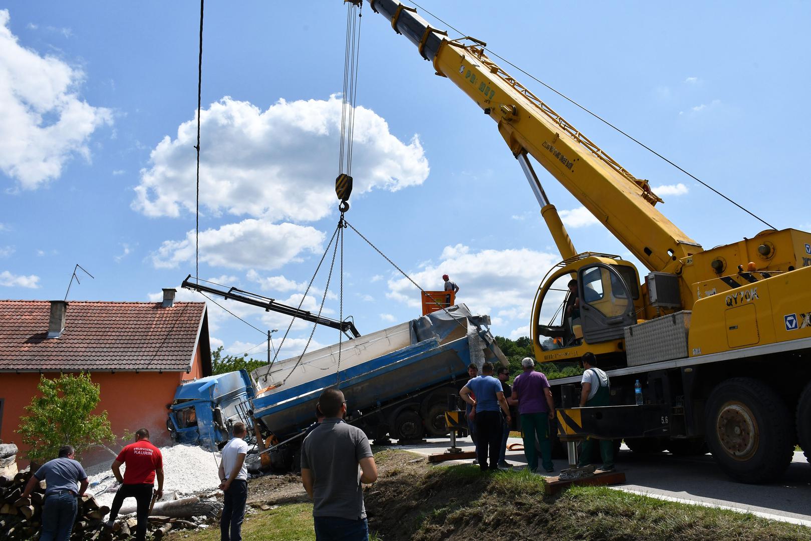 24.06.2020., Omanovac - U selu Omanovac pokraj Pakraca kamion natovaren vapnom zabio se u obiteljsku kucu. Vozac kamiona je zadobio teze ozljede i prevezen je u Opcu zupanijsku bolnicu Pakrac. U trenutku nesrece u kuci je bilo dvoje ukucana, sin i majka. Photo: Ivica Galovic/PIXSELL