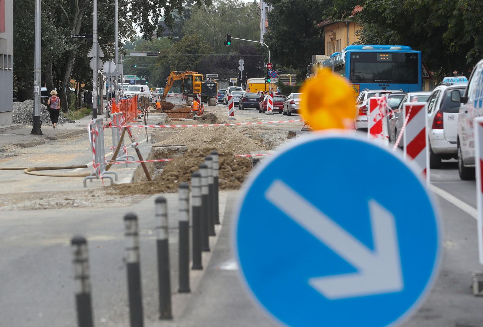 24.07.2020., Zagreb - Radovi na snaciji vodovodne mreze na Selskoj cesti. Zbog radova zatvoren je promet na djelu Selske ceste prema sjeveru, dok se prema jugu vozi samo jednom trakom pa nastaju  velike guzve u prometu. Photo: Zeljko Lukunic/PIXSELL