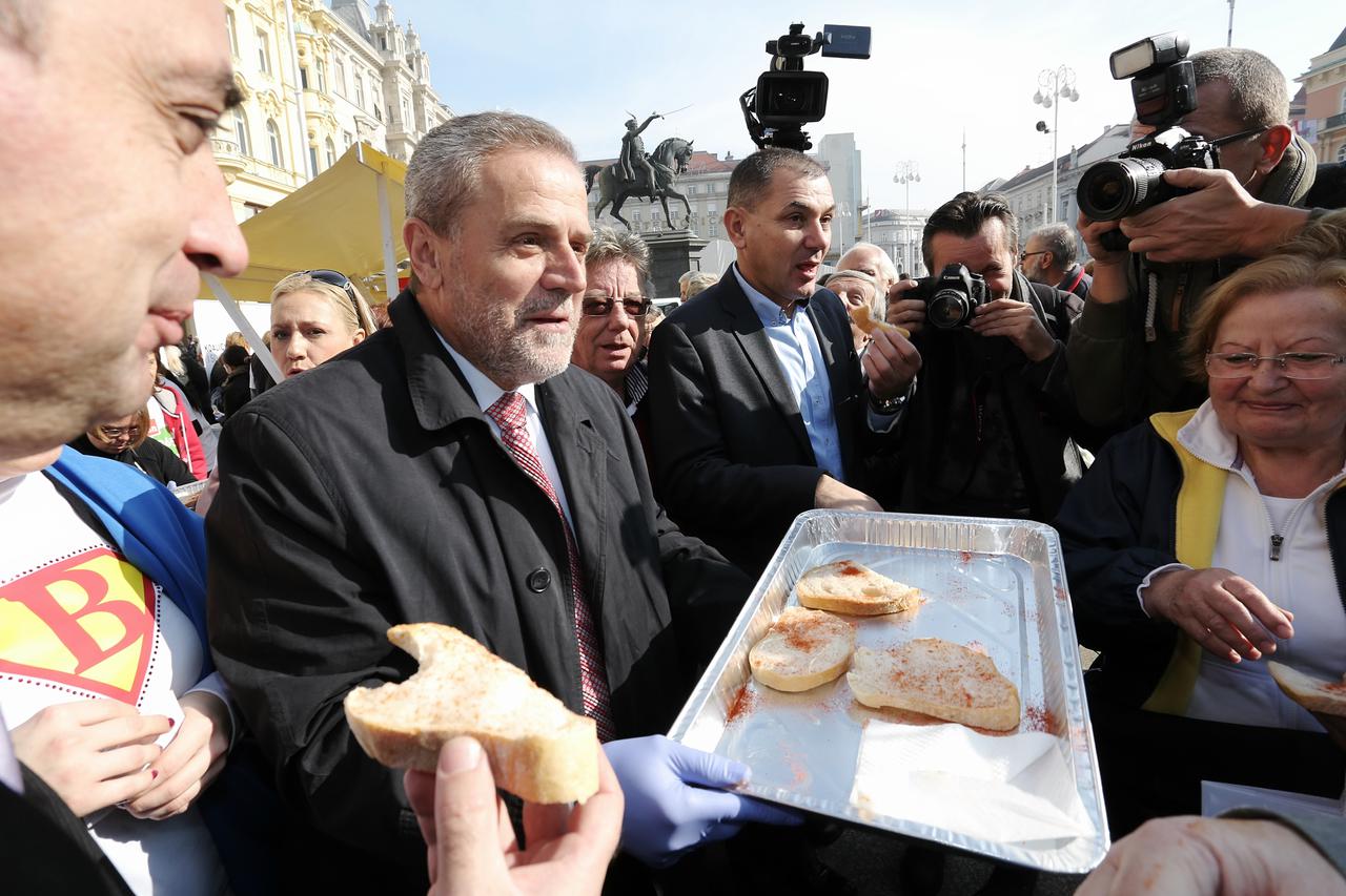 25.10.2015., Zagreb - Predstavnici Koalicije rada i solidarnosti organizirali na Trgu bana Jelacica druzenje s gradjanima uz kruh i mast. Milan Bandic, Ivica Lovric.  Photo: Tomislav Miletic/PIXSELL