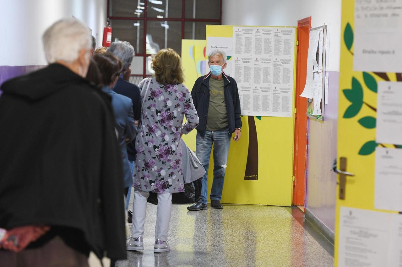 Šibenik: Zbog epidemioloških mjera na nekim biralištima stvara se manja gužva