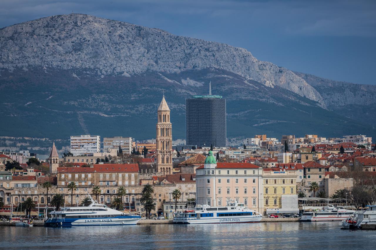 Panorama Splita promatrana s trajekta Bartol na liniji Split-Vela Luka