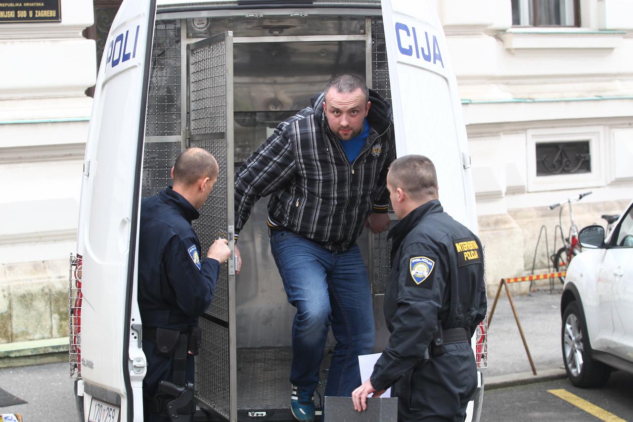 Zagreb: Mario Korade u pratnji interventnih policajaca dolazi na Županijski sud
