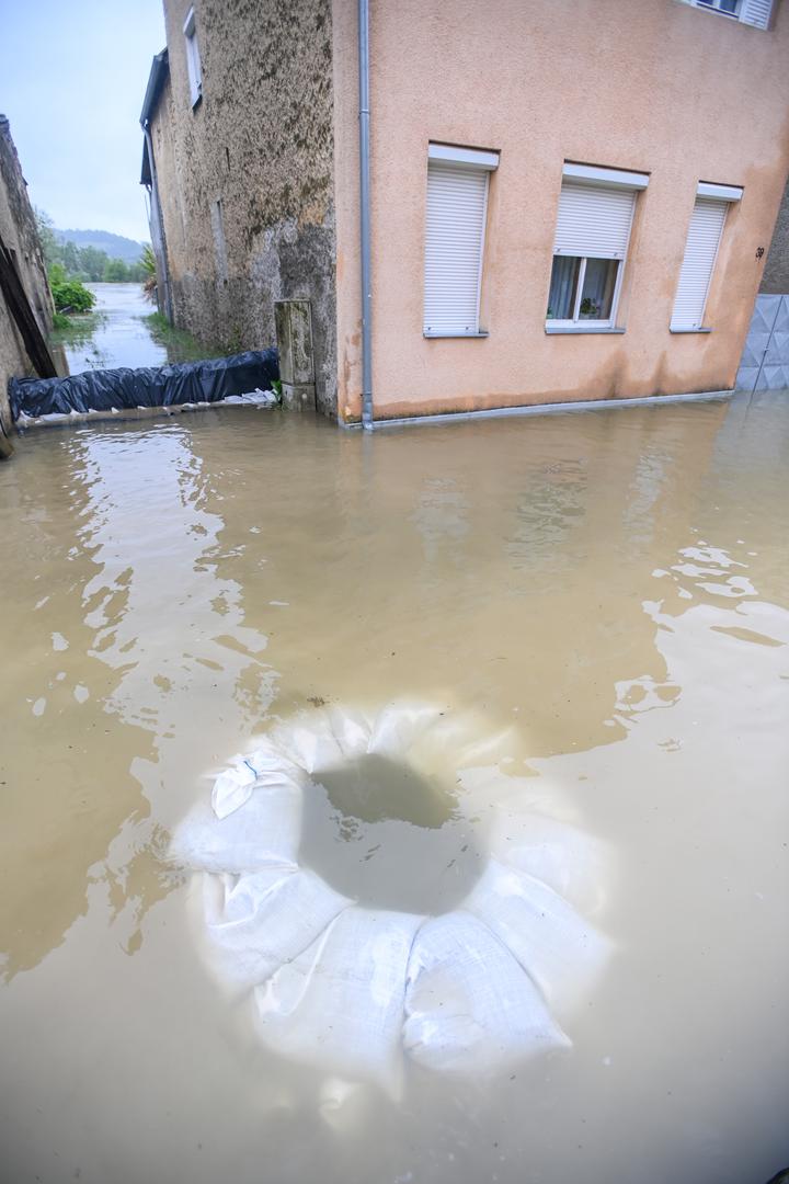 17.05.2023., Hrvatska Kostajnica - Rijeka Una   kod Hrvatske Kostajnice u 24 sata je narasla dodatnih pola metra i poplavila i vise djelove grada, zatvorena je i cesta do granicnog prijelaza.  Photo: Igor Soban/PIXSELL