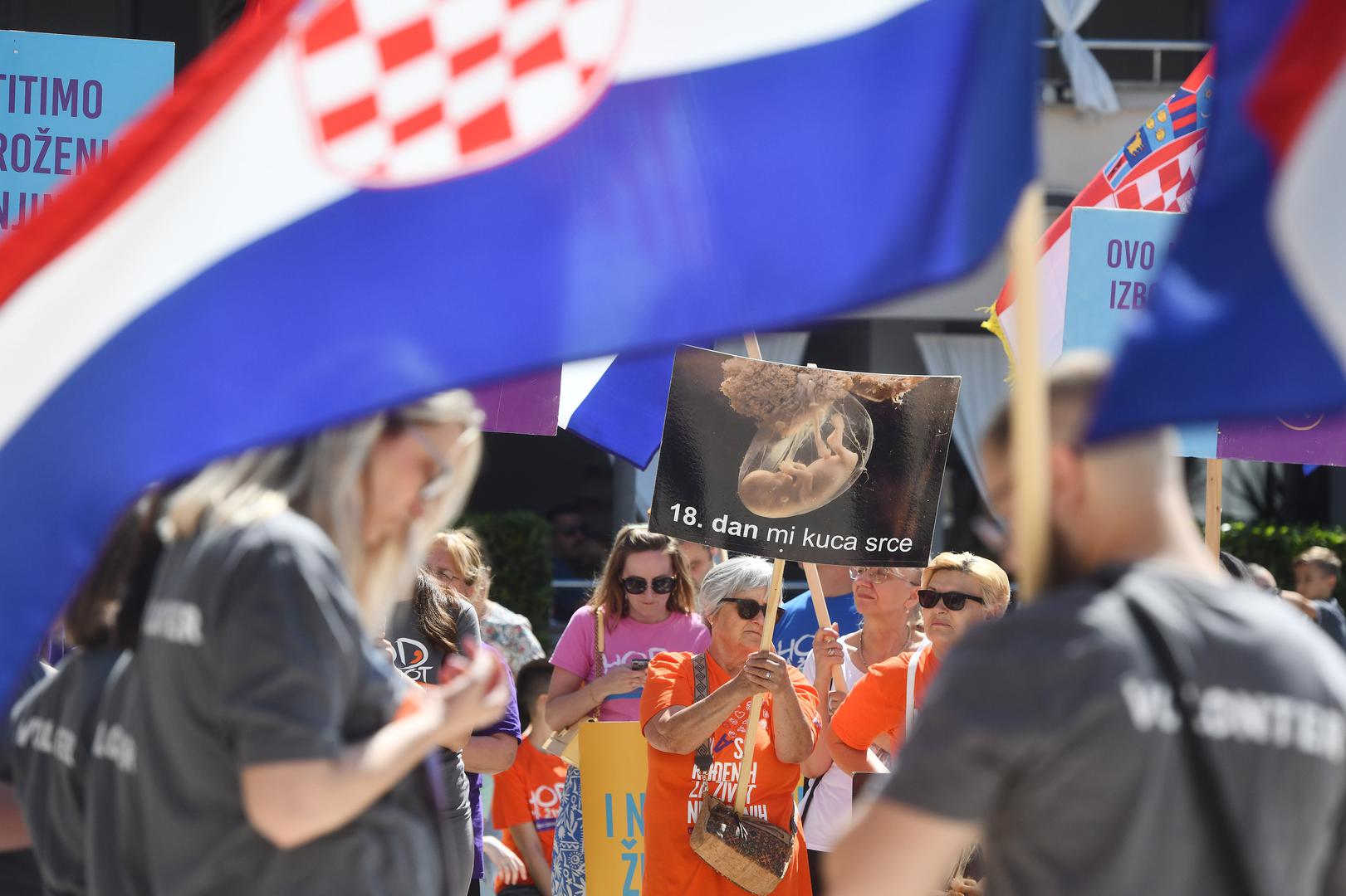 U subotu, 1. lipnja, Kninjani su iznova hodali za život. Nekoliko stotina građana okupilo se ispred crkve Gospe Velikoga Hrvatskog Krsnog Zavjeta u 9:30, a okupljeni su nosili brojne hrvatske zastave i transparente.