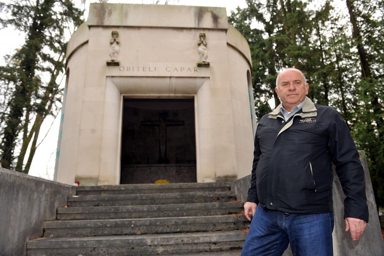 \'20.11.2010., Gradsko groblje Mirogoj, Zagreb, - Na zagrebackom groblju Mirogoj lopovi su nocas ukrali bakrena vrata teska preko stotinu kilograma na obiteljskoj grobnici obitelji Capar. Miljenko Cap