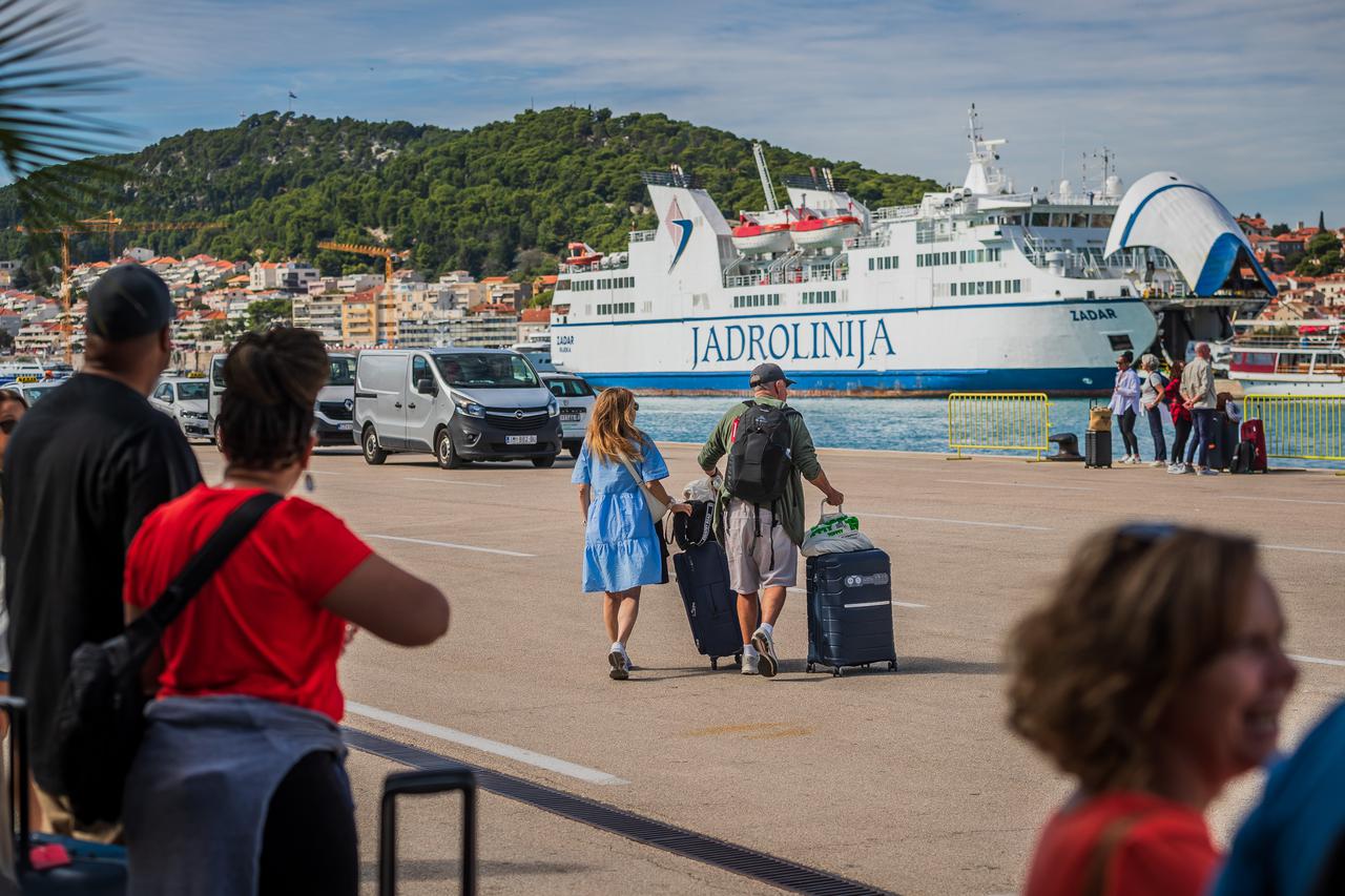 Gužva u trajektnoj luci Split