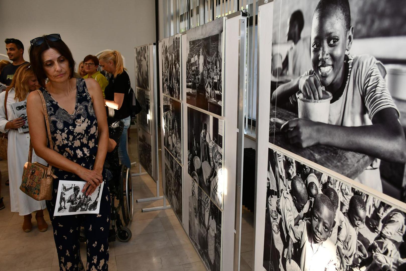 03.09.2024., Slavonski Brod -  Humanitarna izlozba fotografija Marijini obroci zagrebackog fotografa Sase Cetkovica. Photo: Ivica Galovic/PIXSELL