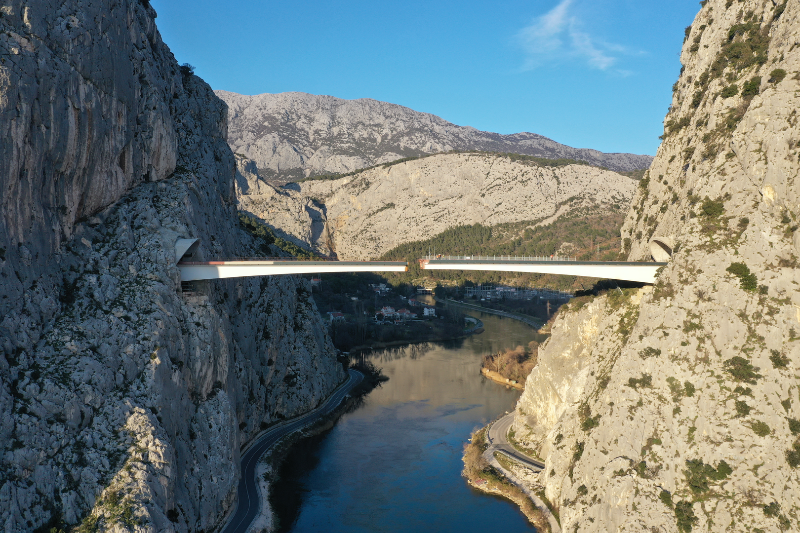 09.02.2023., Omis - Spajanje mosta iznad rijeke Cetine kod Omisa na 70 metara nadmorske visine koji je dio omiske zaobilaznice. Omiska obilaznica jedan od najvecih infrastrukturnih objekata u Splitsko-dalmatinskoj zupaniji, a zaobilaznicu ukljucuju dva tunela i most preko Cetine, tunel Komorjak dug vise od 600 metara, a Omis vise od 500 metara, dok ce most biti u duzini od 216 metara. Investitor je tvrtka Hrvatske ceste, koja je za prvu fazu brze ceste Split - Omis izdvojila 174,5 milijuna kuna, a s radovima se pocelo u rujnu 2019.  Photo: Matko Begovic/PIXSELL