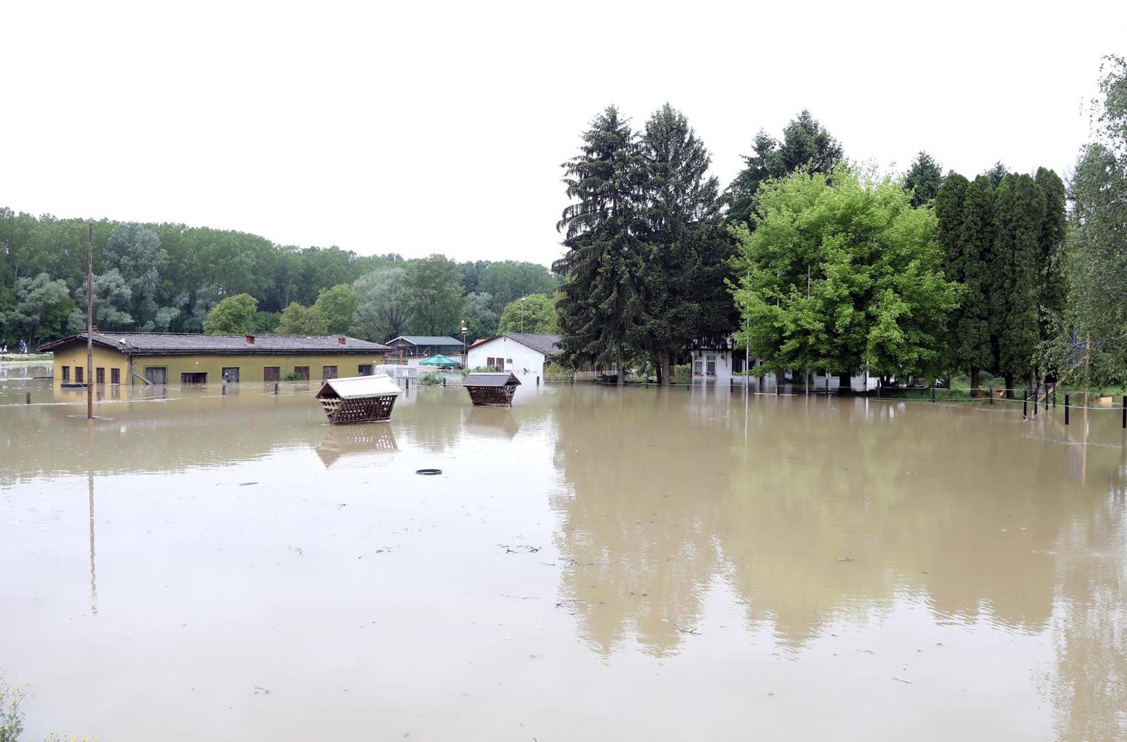 18.05.2023. Sisak - Uslijed puknuca nasipa poplavljena je udruga za terapijsko jahanje Kas. Konji su izvuceni na vrijeme, no unistene su stale i prostorije udruge Photo: Edina Zuko/PIXSELL