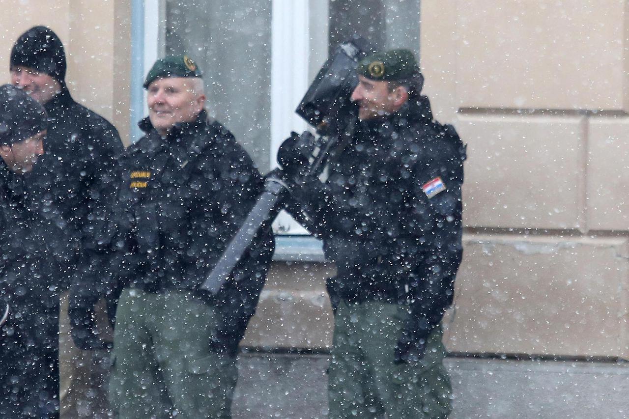 Policija na Markovom trgu koristi i pušku protiv dronova koja je izazvala pažnju prolaznika