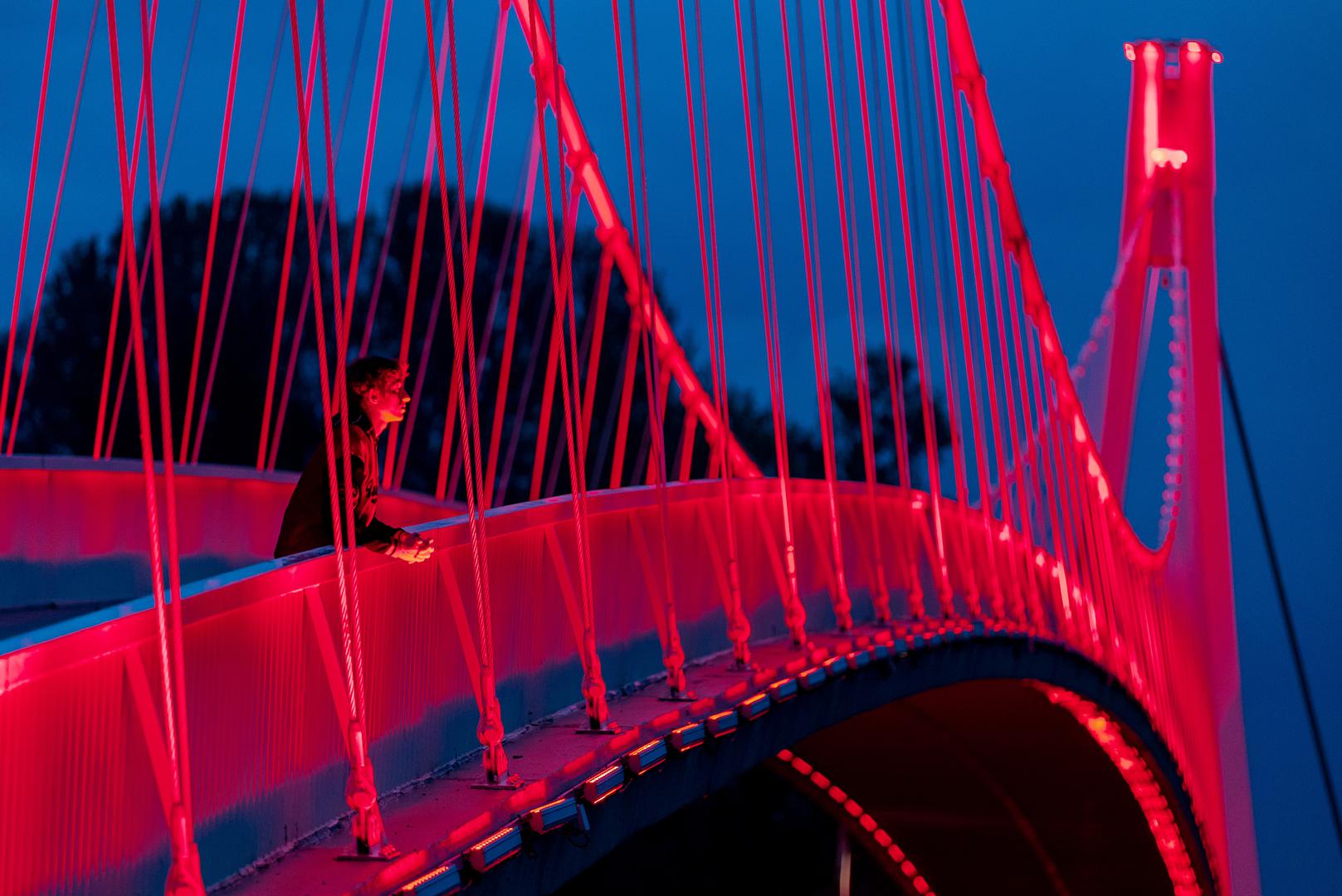 17.04.2023., Osijek - Pjesacki most preko Drave  osvjetljen je crvenom bojom podvodom obiljezavanja Svjetskog dana hemofilije. Photo: Davor Javorovic/PIXSELL