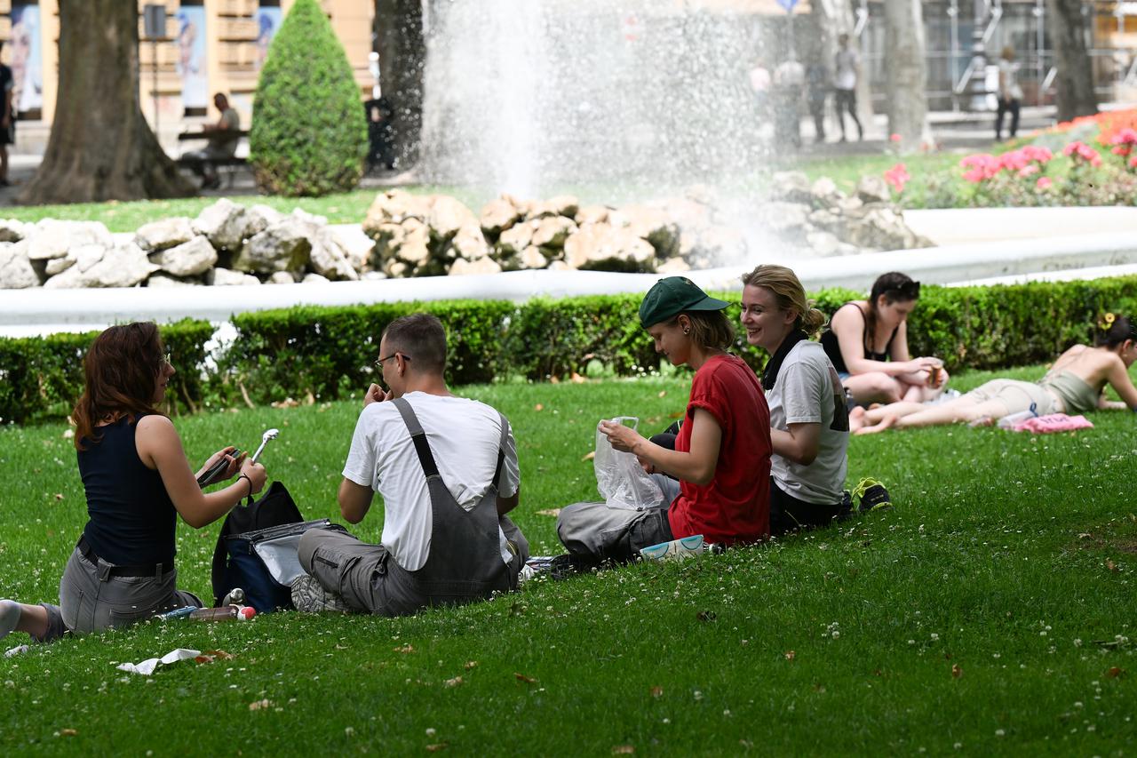 Zagreb: Građani spas od vrućine pronalaze u hladu Zrinjevca ili fontanama