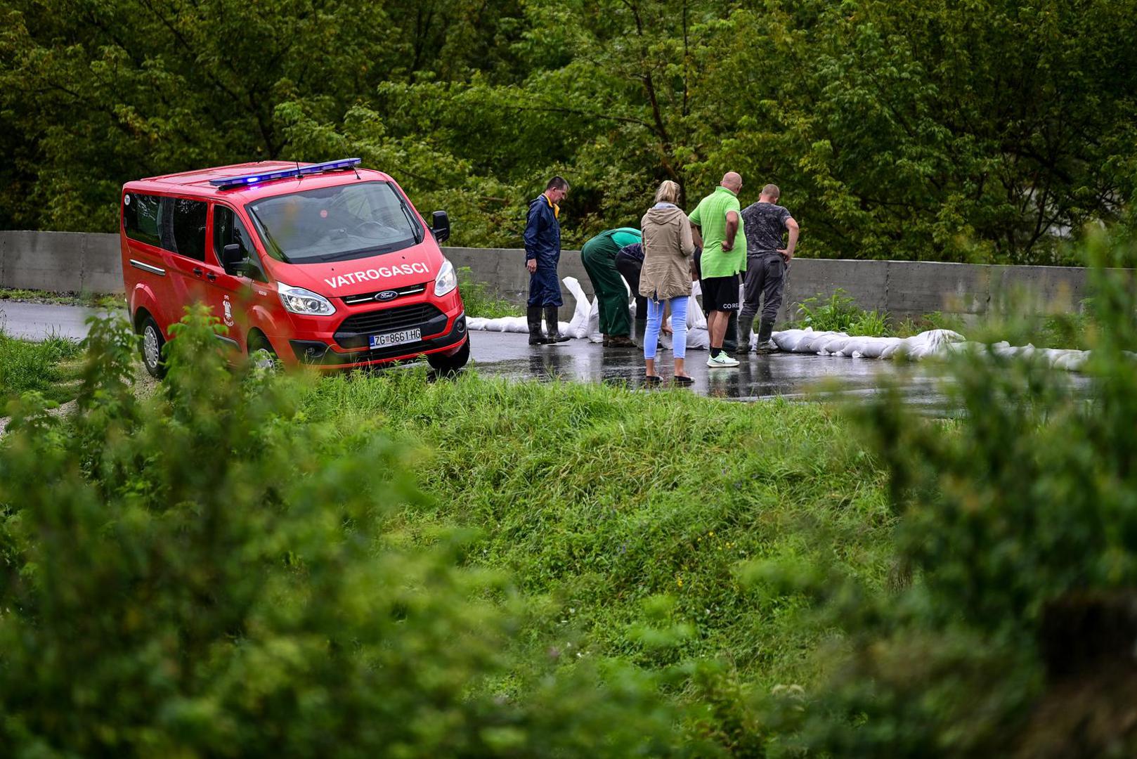 06.08.2023., Zagreb -  Uvedeno je izvanredno stanje obrane od poplava u naseljima oko Rugvice. Stanovnici Narta Savskog pune vreće pijeska kako bi zaštitili svoje kuće. Photo: Igor Soban/PIXSELL