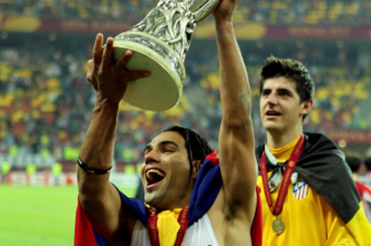 \'Atletico Madrid\'s Falcao celebrates winning the 2012 UEFA Europa League Final with the trophy Photo: Press Association/Pixsell\'