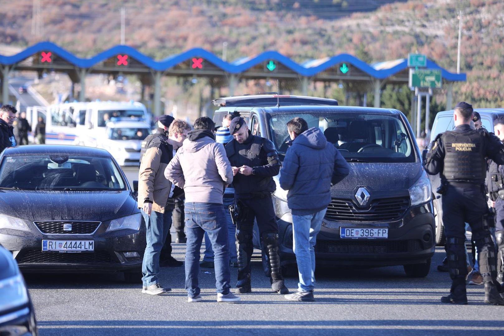 Momčadi će na teren istrčati u 17.45, a ranije u nedjelju mnogobrojni navijači gostujuće momčadi stigli su u Split.