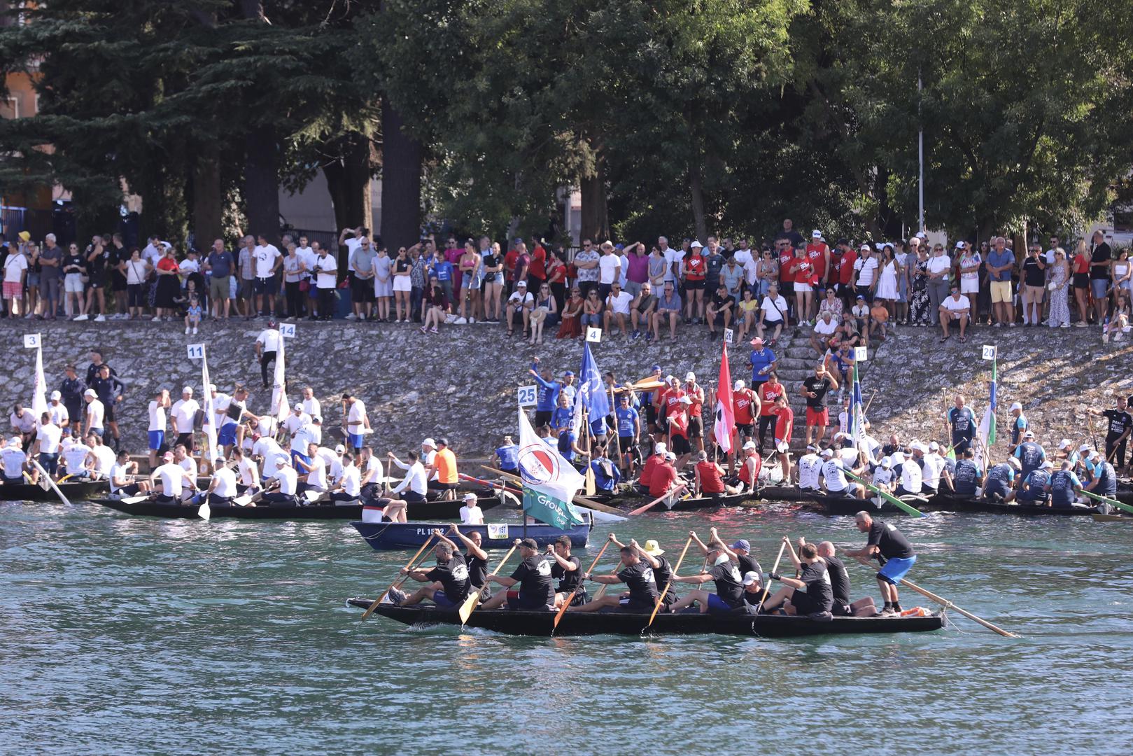 Posadu svake lađe čini po 10 veslača, bubnjar i parićar odnosno kormilar. Osim sportsko-natjecateljskog karaktera, Maraton lađa na Neretvi prometnuo  se među najvažnije  turističke  manifestacija u južnom dijelu Hrvatske.