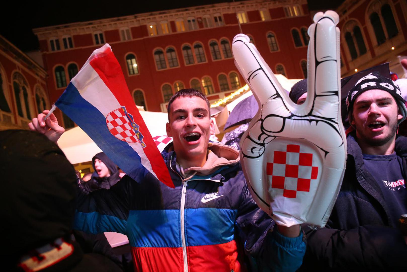 13.12.2022., Split - Prokurative. Navijaci na Prokurativama gledaju utakmicu svjetskog nogometnog prvenstva u Katru izmedju Hrvatske i Argentine. Photo: Ivo Cagalj/PIXSELL