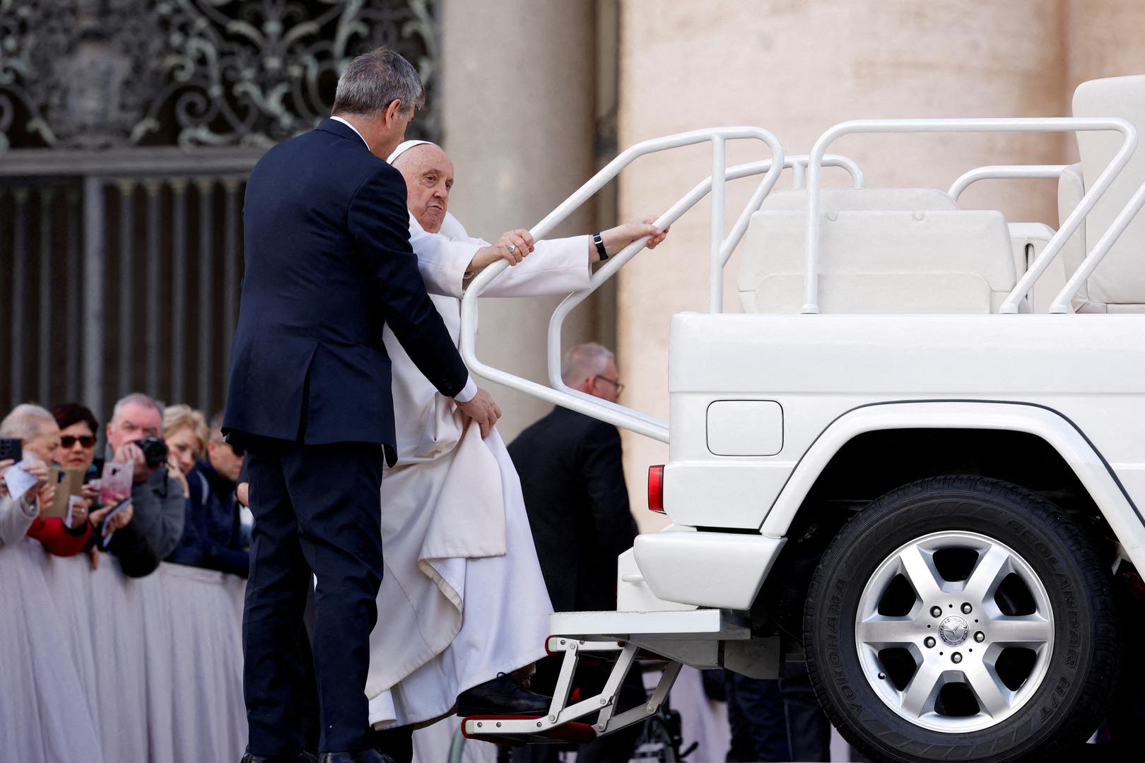 Pope Francis fails to climb into his popemobile and is subsequently helped back into his wheelchair to leave St. Peter's Square at the end of his weekly general audience at the Vatican, March 6, 2024. REUTERS/Remo Casilli     TPX IMAGES OF THE DAY Photo: REMO CASILLI/REUTERS