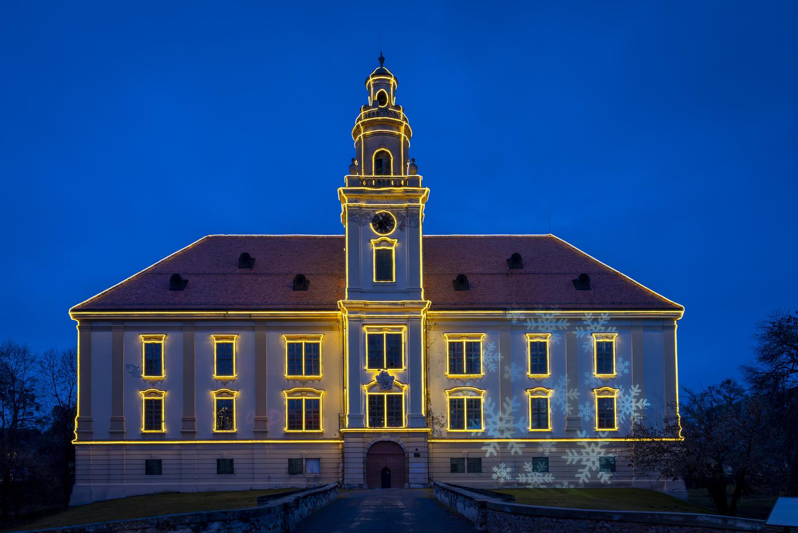 Još jedna predivna lokacija zasjala je u vrijeme Adventa, i to na istoku Hrvatske. Naime, dvorac Prandau-Normann u Valpovu, u gradu nedaleko od Osijeka, također je osvjetljen lampicama.