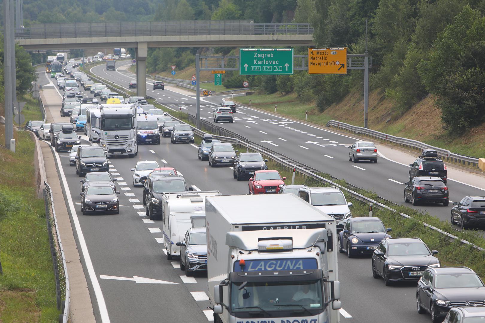 Nikako ne smijemo zaboraviti i limenog ljubimca pripremiti za vožnju kad njime odlazimo na dulje putovanje. Potrebno je provjeriti sljedeće: razinu ulja u motoru, osobito za vozila koja nemaju nadzor razine ulja putem putnog računala, razinu rashladne tekućine (ako je razina niska, rashladna tekućina može se dopuniti destiliranom vodom ili vodom iz slavine, ali ne više od 3 dcl), razinu tekućine za stakla, tlak u gumama prema tablici koja određuje nivo tlaka u gumama prema osovinskom opterećenju za određenu dimenziju kotača, pogledati imate li rezervni kotač, rezervne žaruljice i osigurače, pogledati imate li sigurnosnu opremu (reflektirajući prsluk za svakog putnika, trokut i kutiju za prvu pomoć).