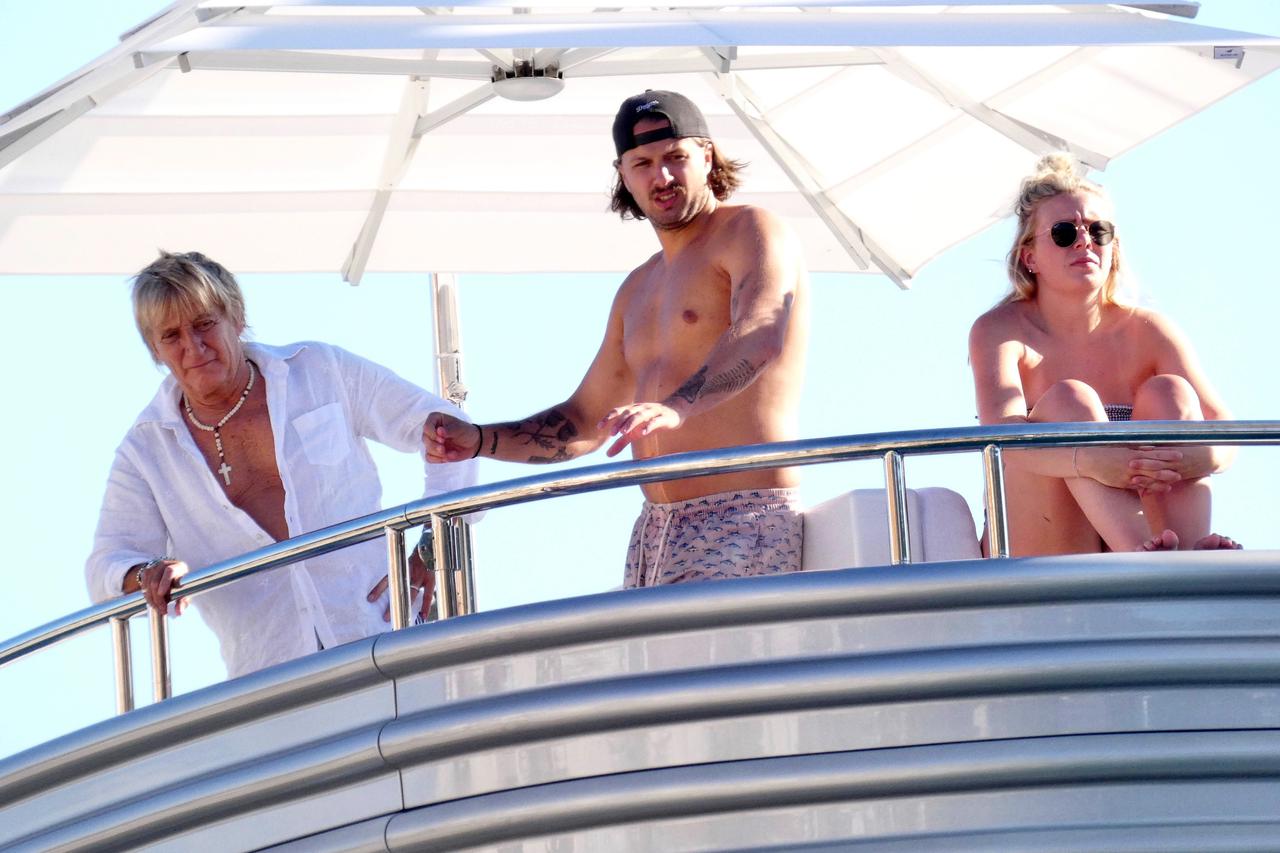 Rod Stewart u drustvu supruge Penny Lancaster i sinova uplovio u Hvar