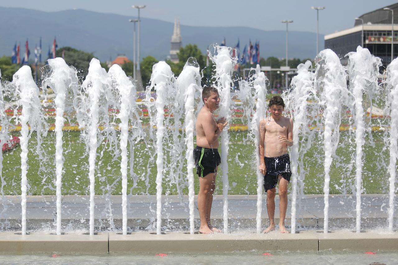 gradjani su potrazili osvjezenje u gradskim fontanama ispred Nacionalne i sveucilisne knjiznice