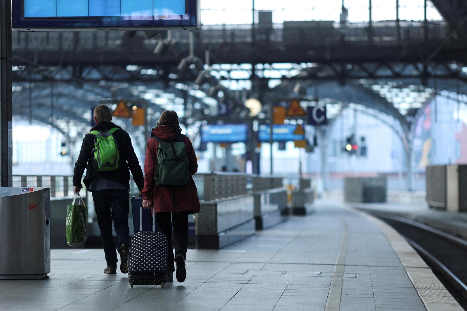 Travellers from the United Kingdom walk on the platform of the empty Cologne Central Station during a nationwide strike called by the EVG rail and transport union over a wage dispute, in Cologne, Germany, April 21, 2023. REUTERS/Thilo Schmuelgen  REFILE - CORRECTING UNION NAME Photo: Thilo Schmuelgen/REUTERS