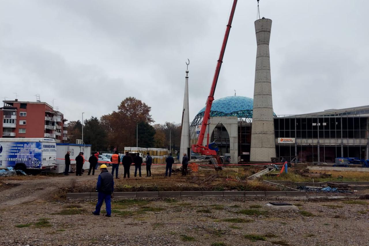 Na minaret džamije podignut 13 metara velik završni dio s alemom