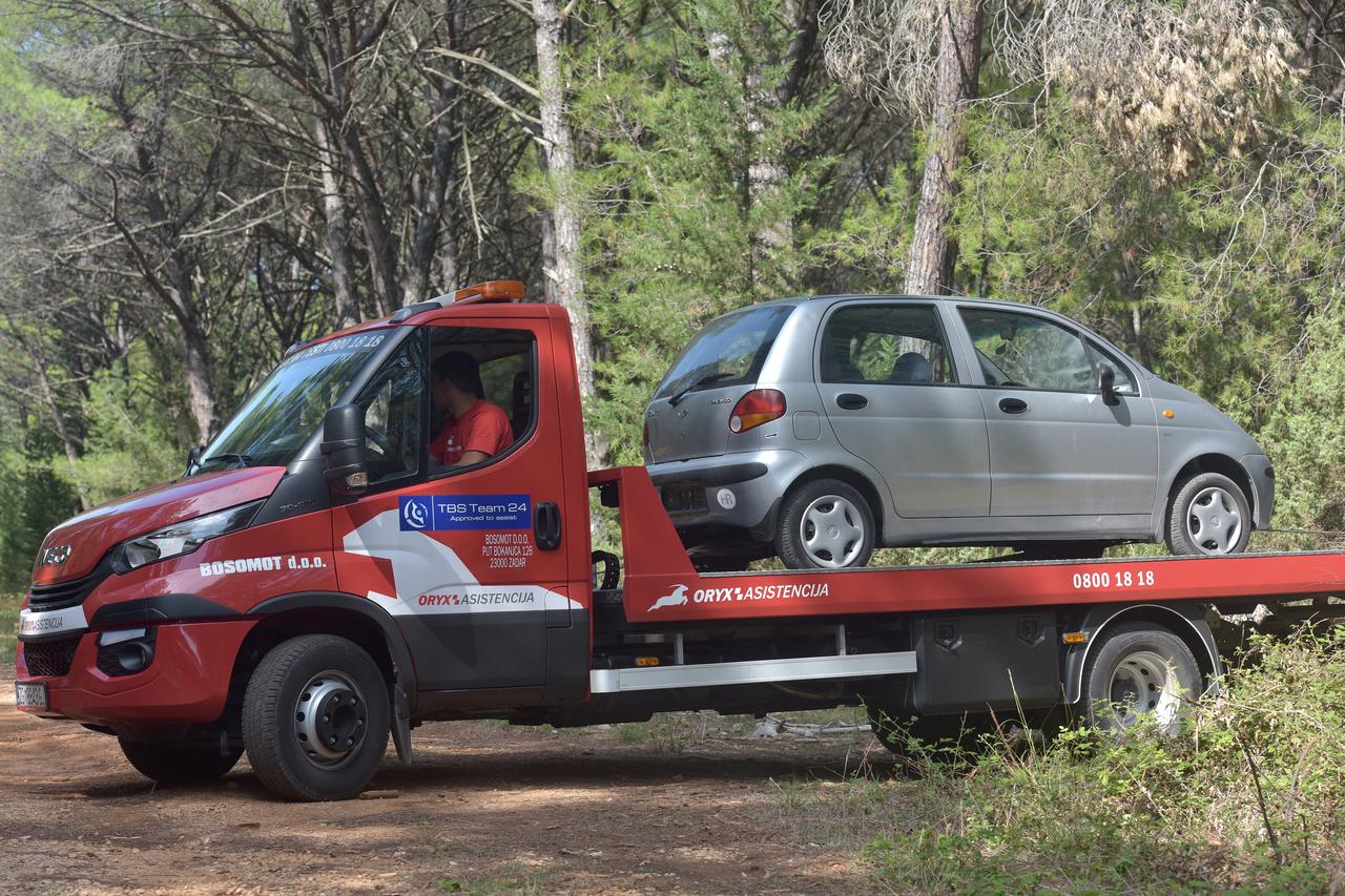 Građanin u automobilu u šumi Musapstan kod Zadra pronašao automobil s dva mrtva muška tijela