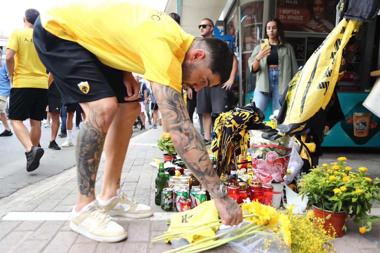 Atena: Nogometaši AEK-a odali su počast ubijenom navijaču