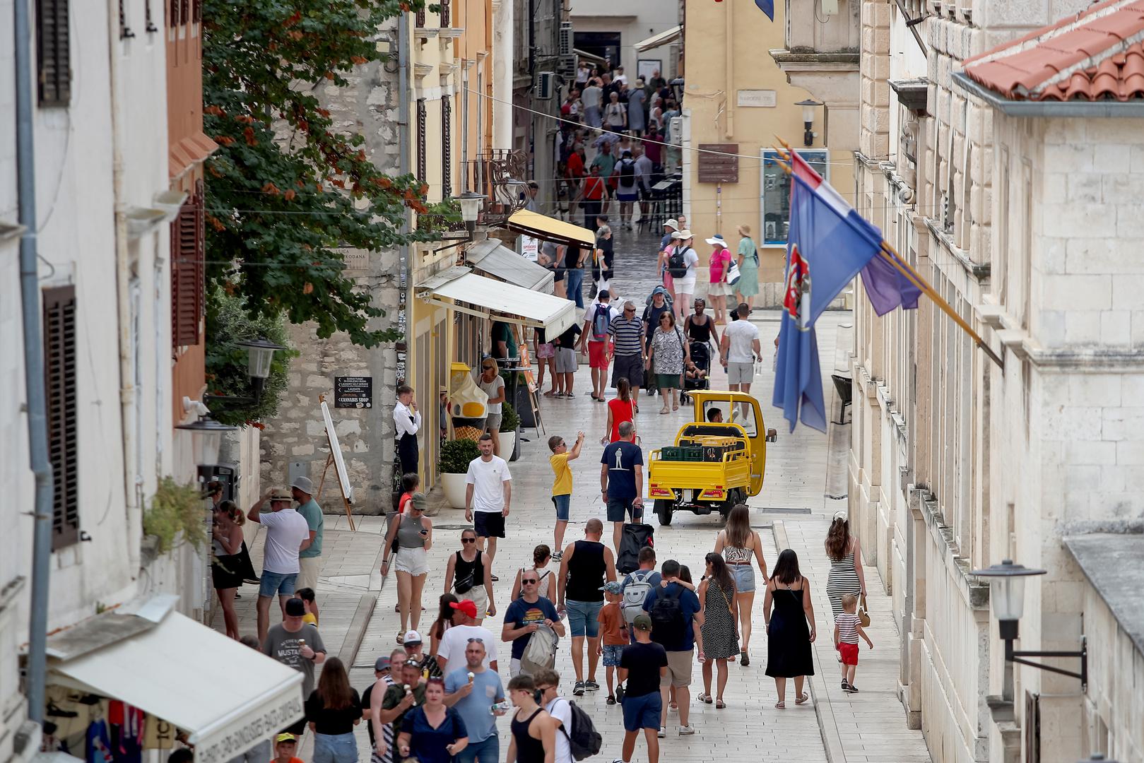 Grad Zadar je kulturno središte županije, poznat po Morskim orguljama i instalaciji Pozdrav Suncu.