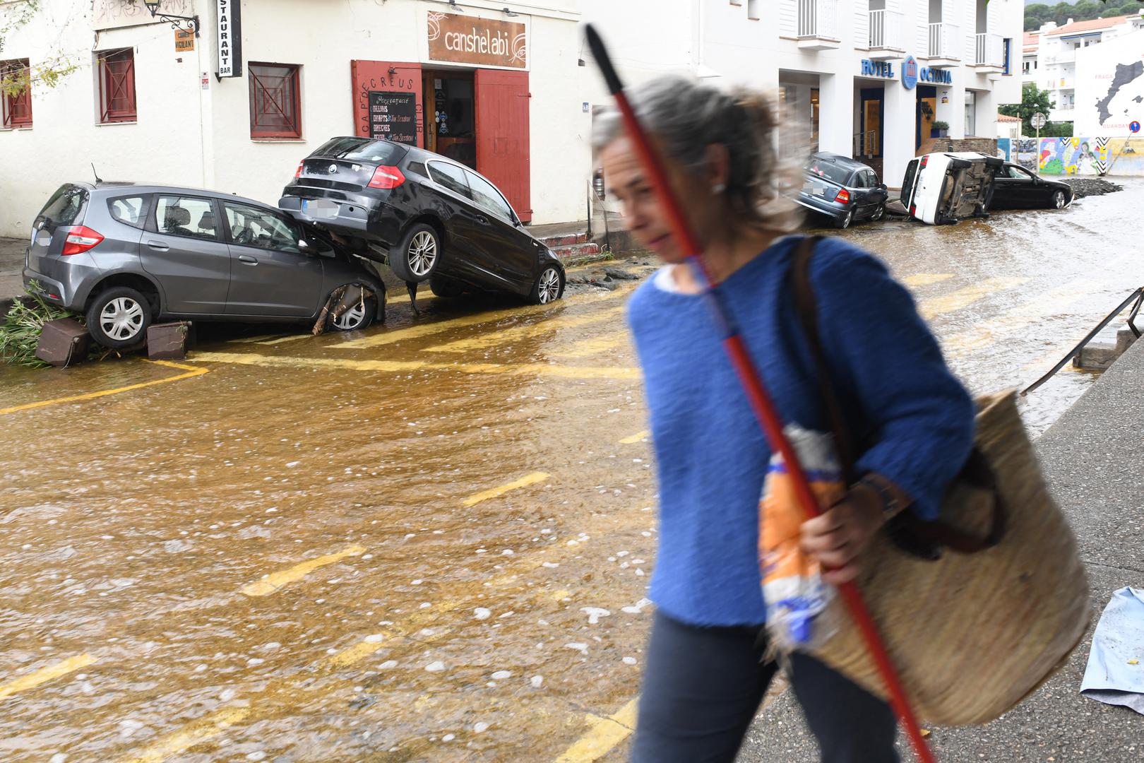 Podsjetimo, Španjolsku su prije desetak dana pogodile nezapamćene poplave, u kojima je u regiji Valencije život izgubilo više od 200 osoba, dok se za oko stotinu nestalih i dalje traga.