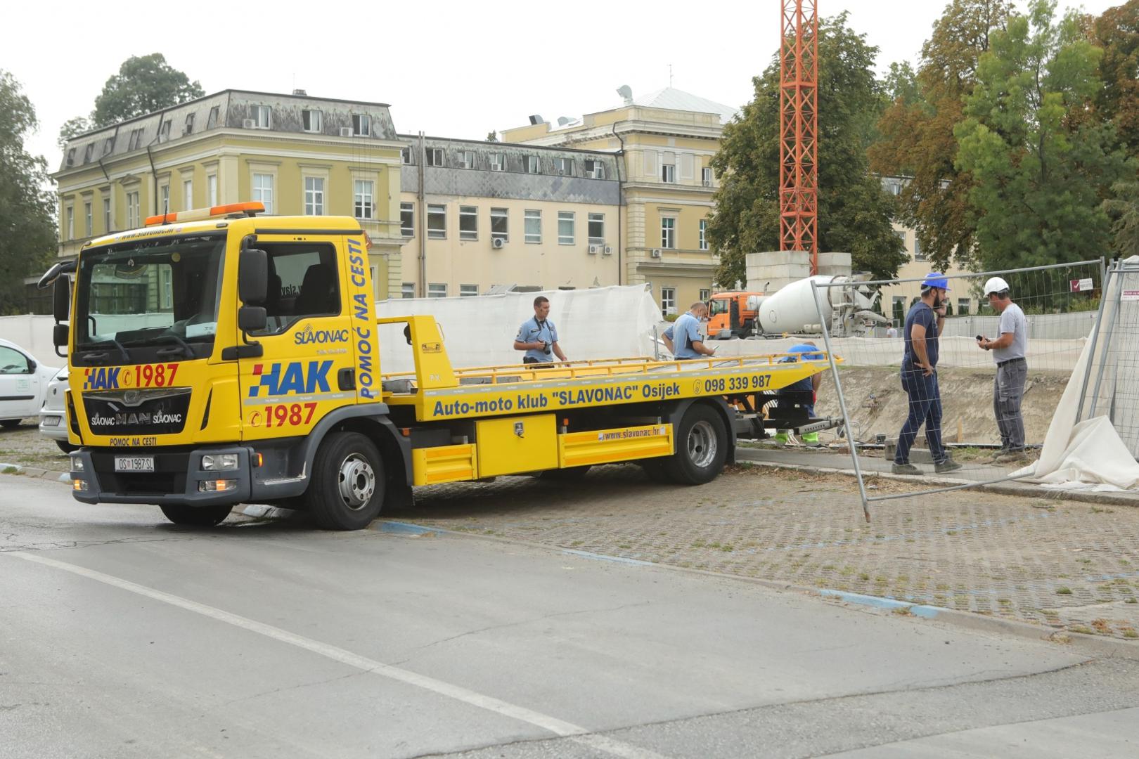 17.09.2021., Osijek - Vozacica osobnog automobila pri pokusaju parkiranja na istocni parking KBC Osijek, izgubila je kontrolu nad vozilom te probila zastitnu ogradu i upala u rupu na gradilistu. Photo: Dubravka Petric/PIXSELL