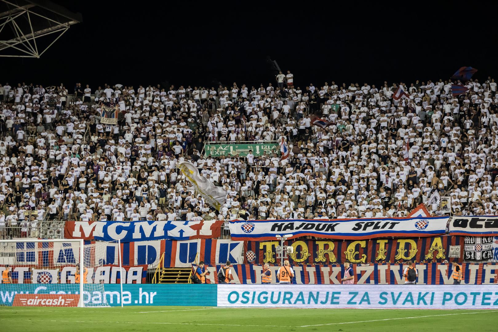 Bila je ovo prva službena utakmica koju je na trenerskom mjestu Splićana odradio legendarni Gennaro Gattuso, a domaći navijači prije početka susreta su gromoglasno pozdravili novo pojačanje, nekada sjajnog hrvatskog reprezentativca Ivana Rakitića, koji je ovog ljeta stigao u Split. 