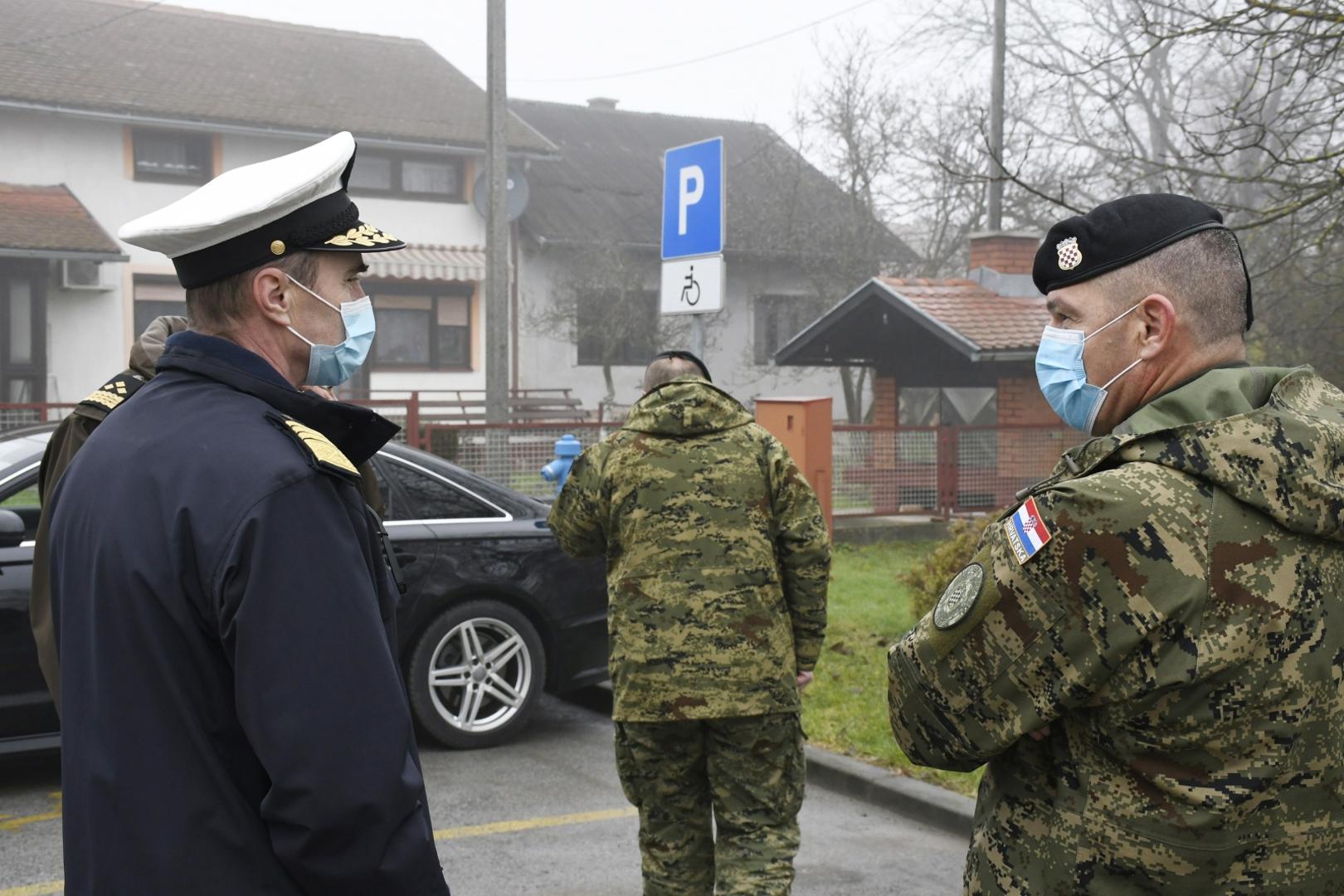 08.12.2020.,Petrinja - Ministar obrane Mario Banozic urucio je cetvorici pripadnika Hrvatske vojske ugovore o najmu stanova u Petrinji. Nazocili su  i nacelnik Glavnog stozera Oruzanih snaga RH admiral Robert Hranj, drzavni tajnik Sredisnjeg drzavnog ureda za obnovu Nikola Mazar, dozupan Roman Rosavec i zamjenica gradonacelnika Petrinje Viktorija Kaleb.
Photo: Nikola Cutuk/PIXSELL