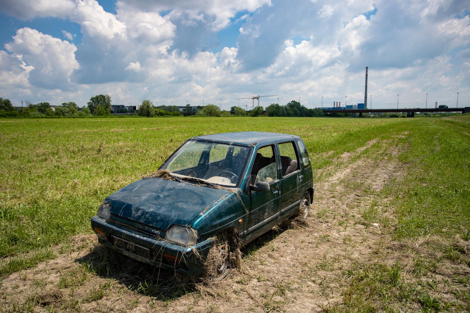 Automobil Daewoo Tico koji je stradao pri izlijevanju Save iz korita, još stoji na desnoj obali izmedju rijeke i nasipa
