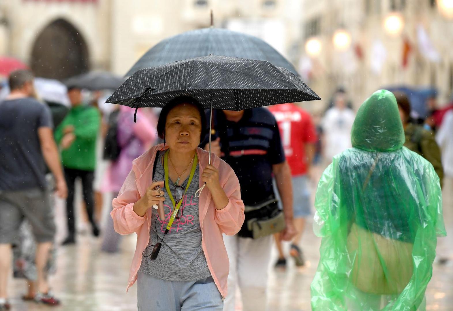 Podsjetimo, olujno nevrijeme zahvatilo je Istru i Kvarner već u subotu, a danas se proširilo i na ostale dijelove zemlje.