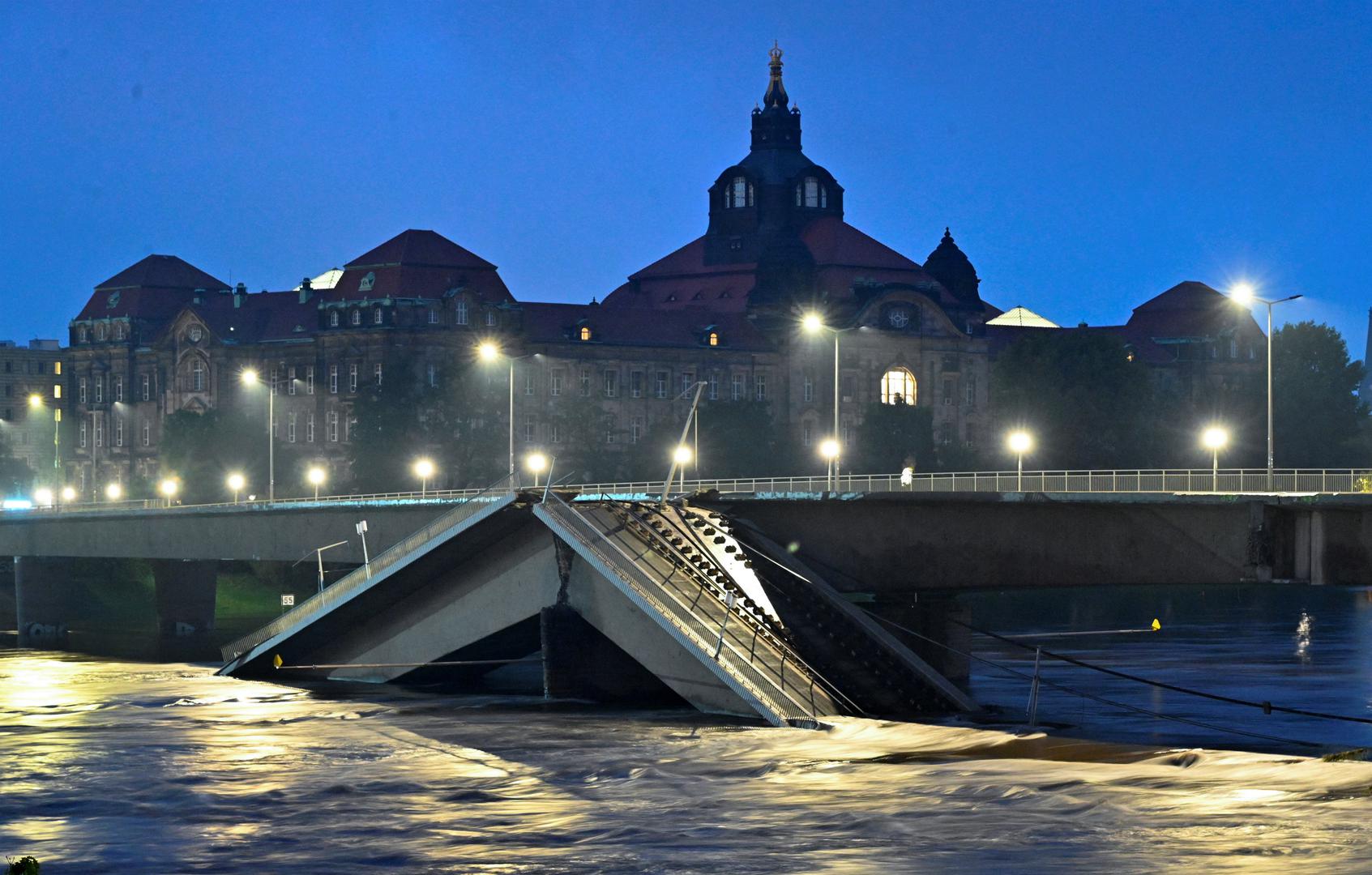 A view of the flooding Elbe river with the partially collapsed Carola Bridge (Carolabruecke), in Dresden, Germany September 17, 2024. REUTERS/Matthias Rietschel Photo: MATTHIAS RIETSCHEL/REUTERS