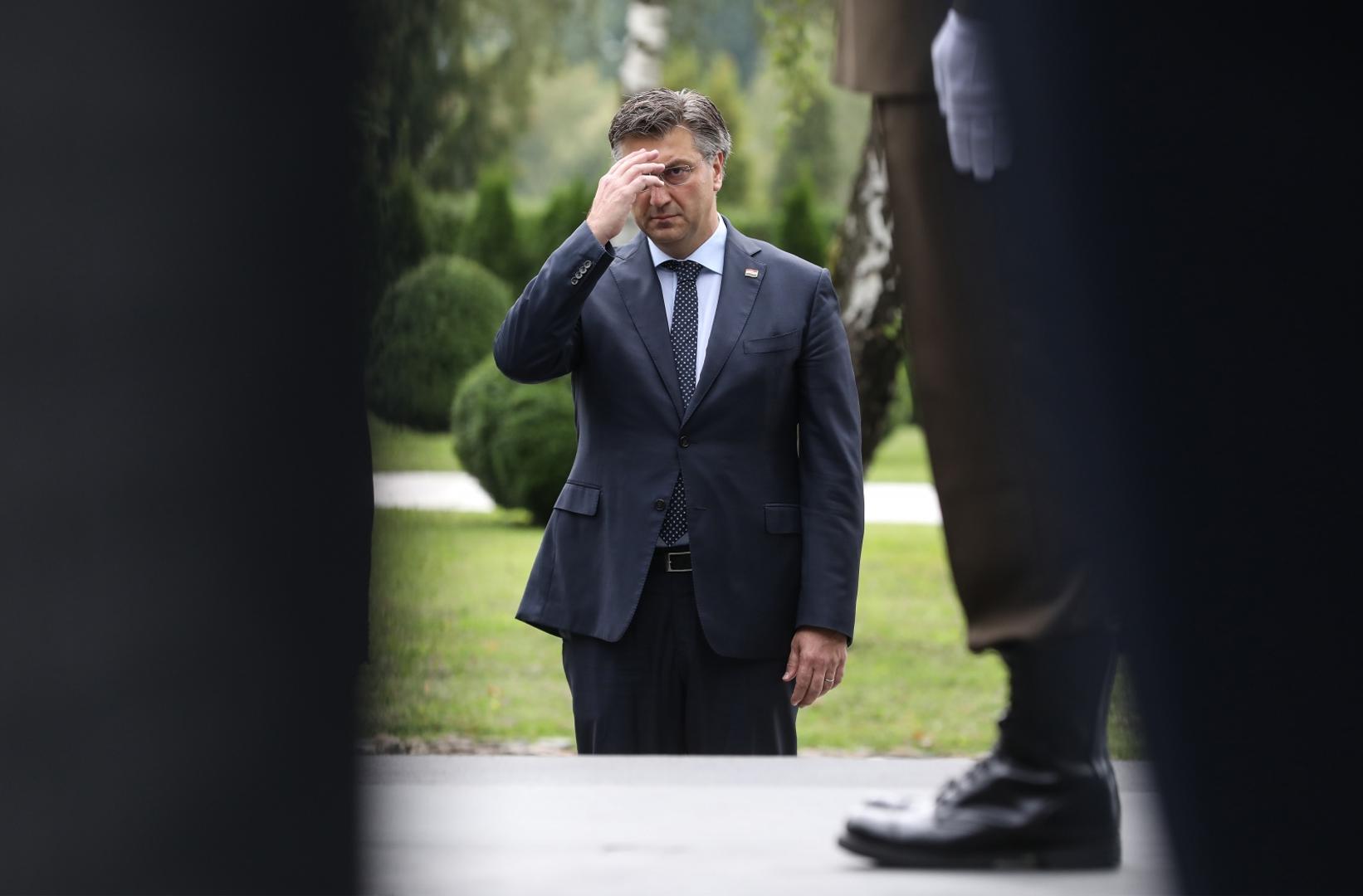 04.08.2020., Zagreb - Predsjednik Vlade Andrej Plenkovic, povodom Dana pobjede i domovinske zahvalnosti i Dana hrvatskih branitelja polozio je vijence i zapalio svijece kod spomenika Glas hrvatske zrtve Zid boli, Sredisnjega kriza u Aleji poginulih hrvatskih branitelja iz Domovinskoga rata i  na grobu prvoga hrvatskog predsjednika dr. Franje Tudjmana. Photo: Robert Anic/PIXSELL