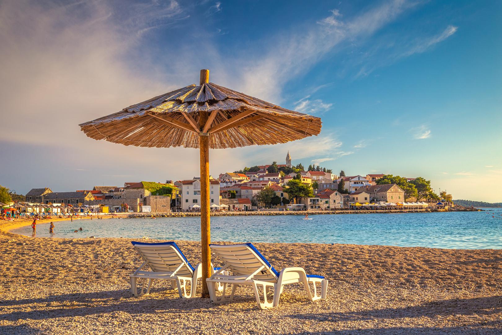 Plaža Mala Raduča: Deveto mjesto liste zauzela je plaža Mala Raduča koja se nalazi u Primoštenu. Prekrasna šljunčana plaža smještena je tik uz gradsku šetnicu u Primoštenu te nudi bajkovit pogled na staru gradsku jezgru.