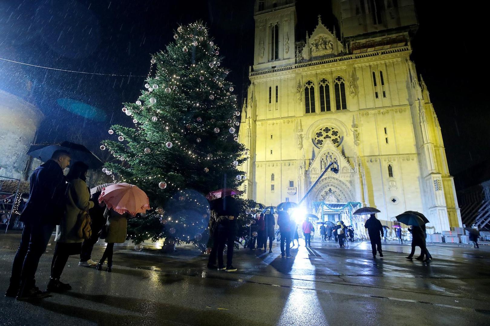 24.12.2020., Zagreb - Zagrebacki nadbiskup, kardinal Josip Bozanic, predvodio je euharistijsko slavlje u veceri Badnjaka u Zagrebackoj katedrali. S obzirom na epidemiju koronavirusa i po preporuci stozera u katedralu je mogao uci samo mali broj vjernika dok je veliki broj vjernika pratio misu ispred katedrale unatoc jakom pljusku i vjetru. 
Photo: Goran Stanzl/PIXSELL