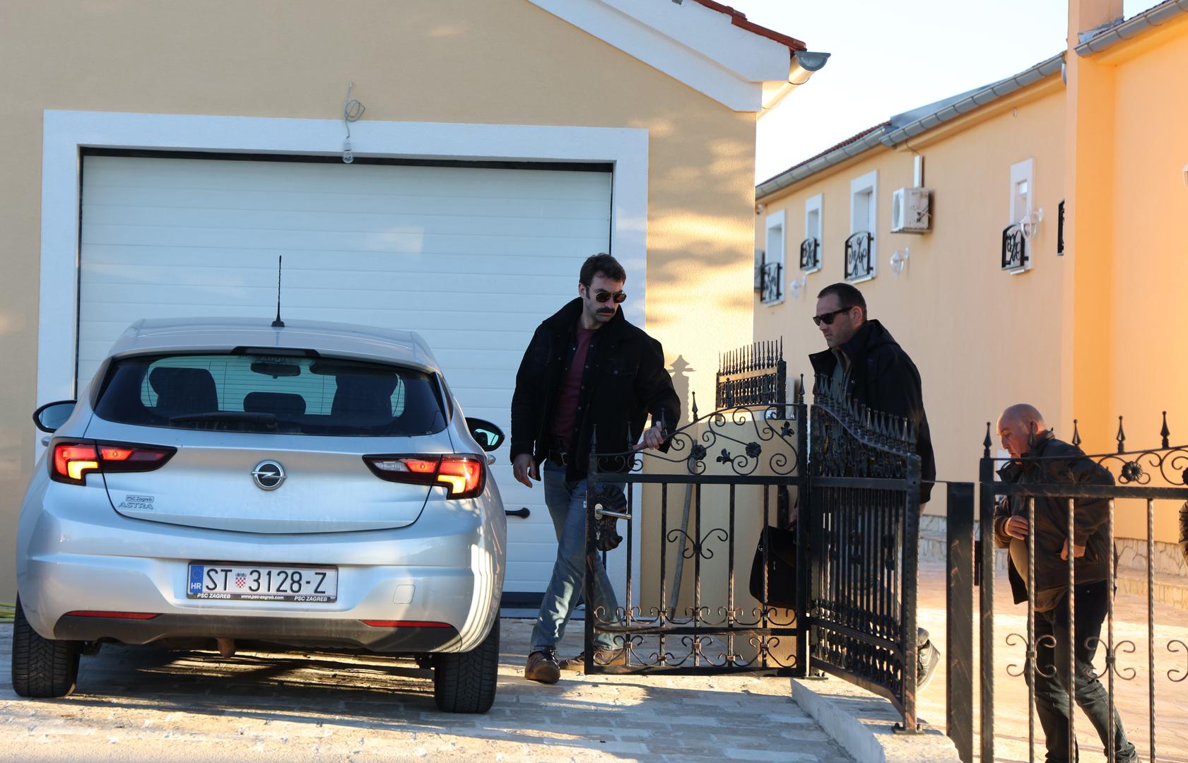 Pozder je priveden ispred svoje vile u Skradinu, gdje su policajci obavili i pretres kuće.