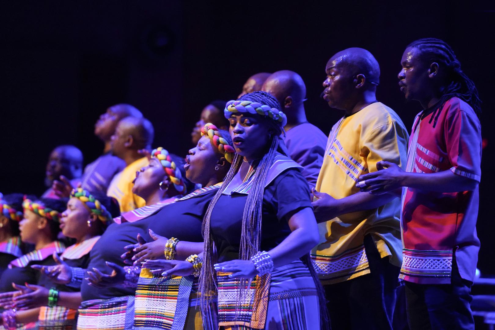 Trostruki dobitnici Grammyja, Soweto Gospel Choir, još jednom su pokazali zašto su na svjetskom glasu. Njihova sposobnost spajanja afričkog gospela, crnačkih duhovnih pjesama, reggaea i popularne glazbe stvara jedinstvenu glazbenu priču koja inspirira i nosi univerzalne poruke mira i prijateljstva.