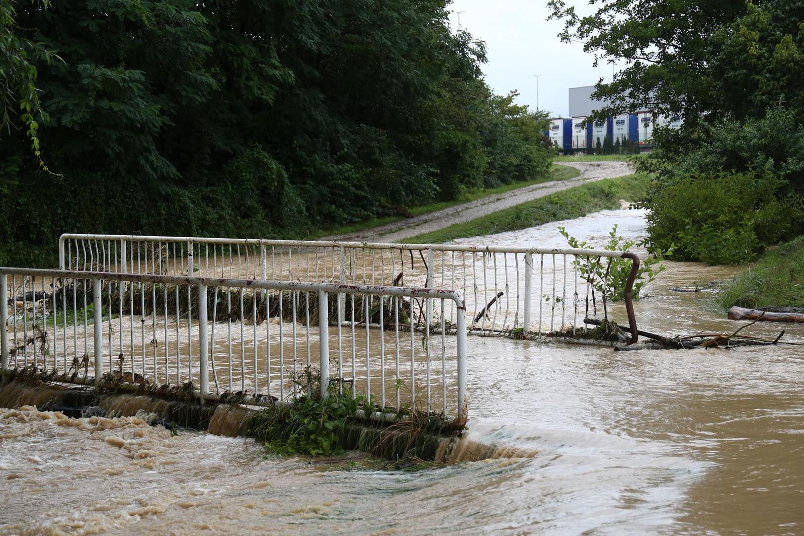 04.08.2023., Menges, Slovenija - Stanovnici i vatrogasci bore se s posljedicama velike poplave Photo: Matija Habljak/PIXSELL