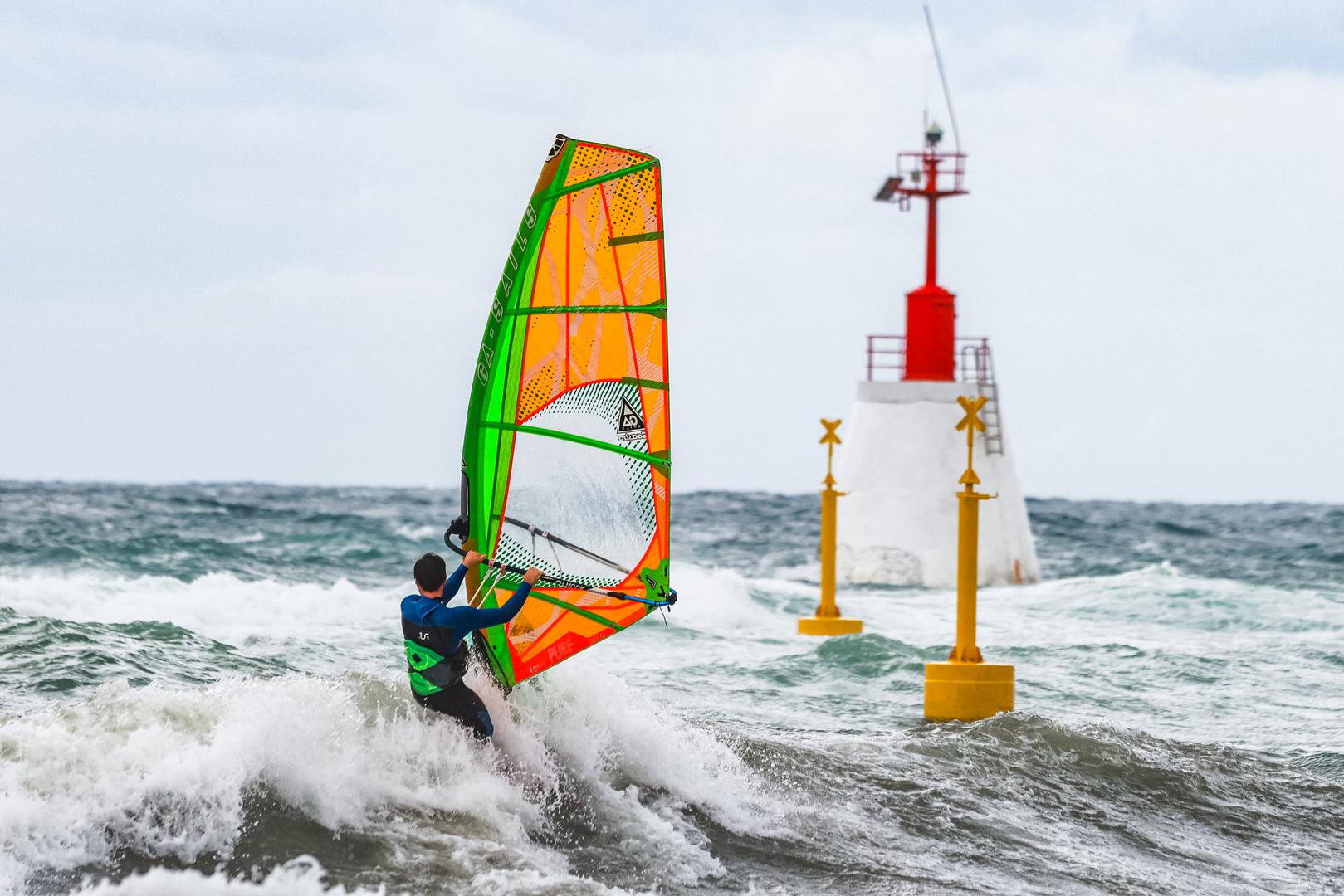 12.09.2024., Umag - Kisa je prvo potopila neke dijelove Umaga, a poslije je jak vjetar izmamio znatizeljne turiste i surfere na more. Photo: Srecko Niketic/PIXSELL